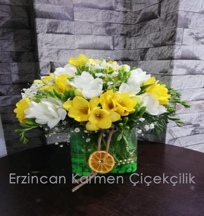 Erzincan Çiçekçi Kare Camda Mis Kokulu Sarı & Beyaz Frezyalar