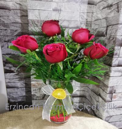  Erzincan Çiçek Gönder Cam vazoda 5 adet kırmızı gül