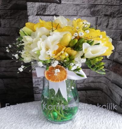 Erzincan Çiçekçi Cam Vazoda Beyaz ve Sarı Frezyalar