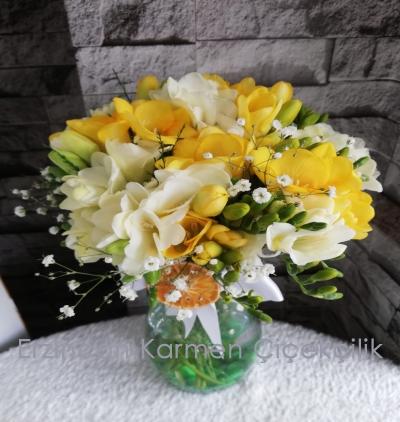 Erzincan Çiçekçi Cam Vazoda Beyaz ve Sarı Frezyalar
