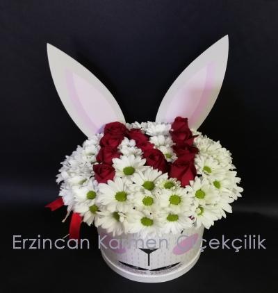 Erzincan Çiçekçi Sevimli kutuda kişiye özel  harf aranjmanı