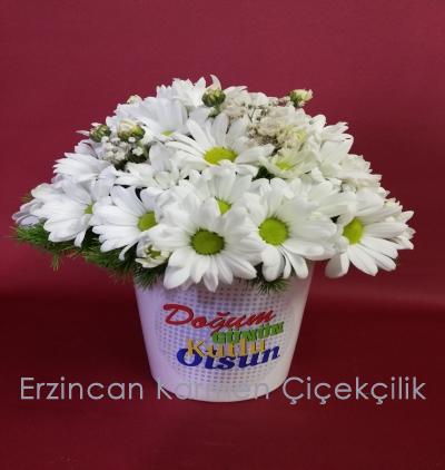  Erzincan Çiçekçiler Doğum Günü Vazolu Papatya Aranjmanı