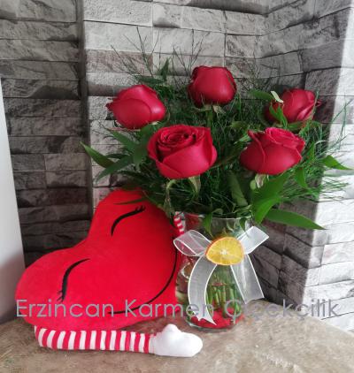  Erzincan Çiçek Gönder Kalp yastıklı 5 kırmızı gül