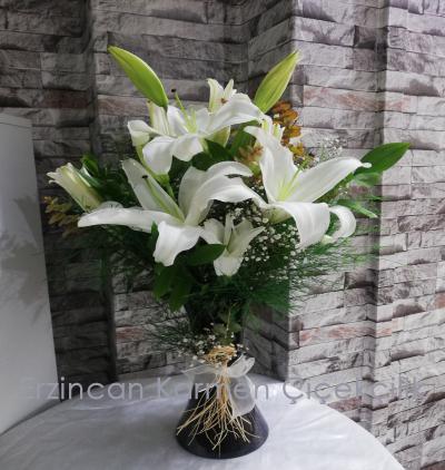 Erzincan Çiçekçi Siyah Cam Vazoda Beyaz Lilyum Aranjmanı