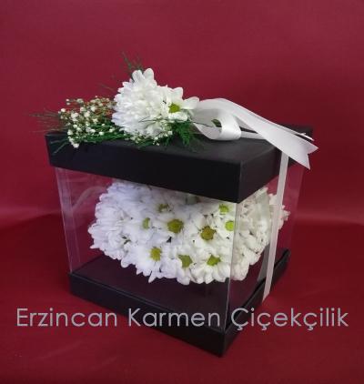  Erzincan Çiçek Siyah Kutuda Beyaz Papatya Aranjmanı