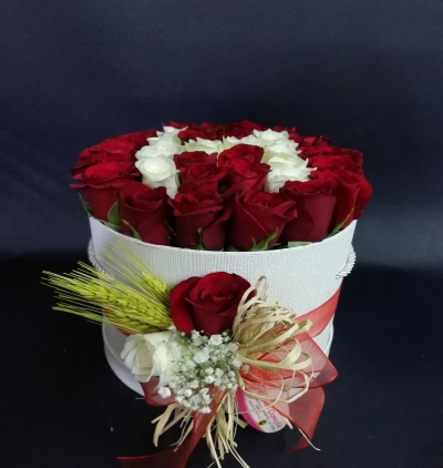  Erzincan Çiçek Siparişi 40 Gülden Kişiye Özel Baş Harf Aşk Kutusu