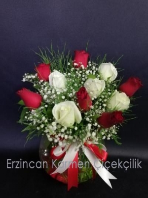  Erzincan Çiçekçiler - Akvaryum camda 11 adet kırmızı beyaz gül