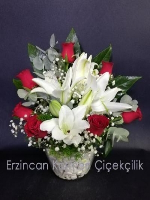  Erzincan Çiçek - Konik cam vazoda güller ve lilyumlar