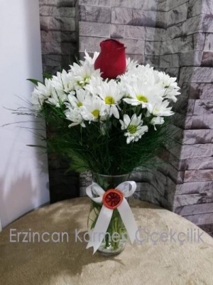  Erzincan Çiçek Siparişi - Cam Vazoda Beyaz Papatyalar ve Gül 
