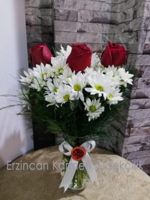  Erzincan Çiçek - Cam Vazoda Beyaz Papatyalar ve 3 Gül