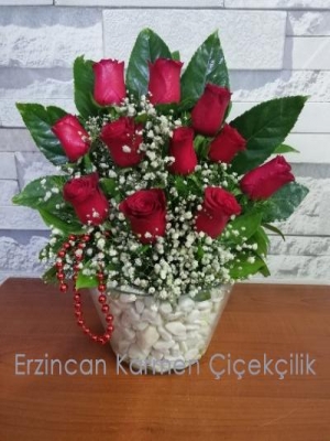 Erzincan Çiçekçi - Konik cam vazoda 11 kırmızı gül